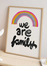 decoración con cuadros, ideas - lámina decorativa de ilustración infantil con frase "we are family" - kuadro