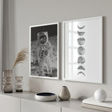 Decoración con cuadros, mural -  lámina decorativa de foto de hombre en la luna en blanco y negro. Neil Armstrong en la luna