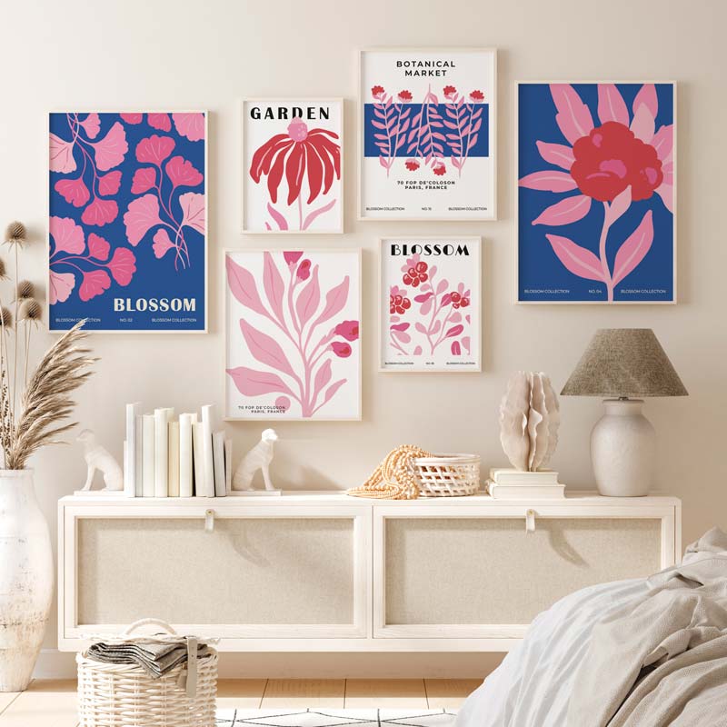Decoración con cuadros, mural -  lámina decorativa de flores en tonos rosas y fondo azul, ilustración floral