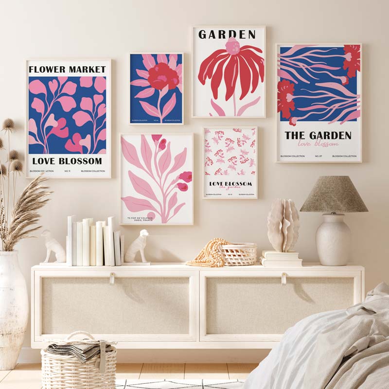 Decoración con cuadros, mural -  lámina decorativa moderna de flores en tonos rosas y rojos, con fondo azul, ilustración