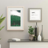 Decoración con cuadros, mural -  cuadro de fotografía de bosque verde con niebla bajando por la colina. Lámina decorativa.