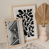 decoración con cuadros, ideas - lámina decorativa fotográfica en blanco y negro de mujer en balcón fumando - kuadro
