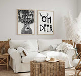 decoración con cuadros, ideas navidad - cuadro navideño con frase "Oh Deer" en blanco y negro - kuadro