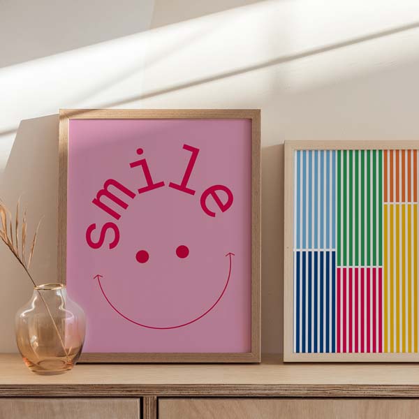 decoración con cuadros, ideas - lámina decorativa de ilustración con cara smiley rosa y palabra smile - kuadro