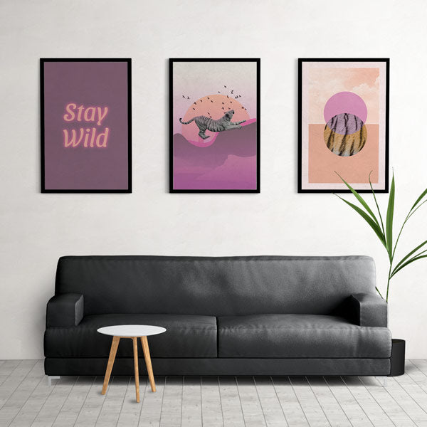 Decoración con cuadros, mural -  cuadro con frase Stay Wild sobre fondo morado. Efecto neon y color rosa.. Lámina decorativa.